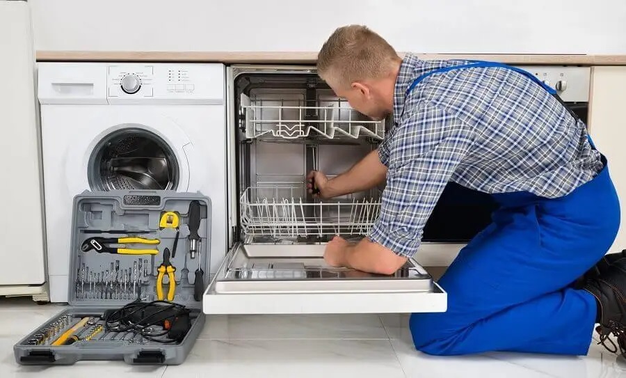Köprübaşı Viessmann servisi teknisyen ekibi beyaz eşya tamiri yaparken